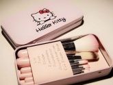 kit com 7 mini pinceis Hello Kitty  (Estojo de latinha)